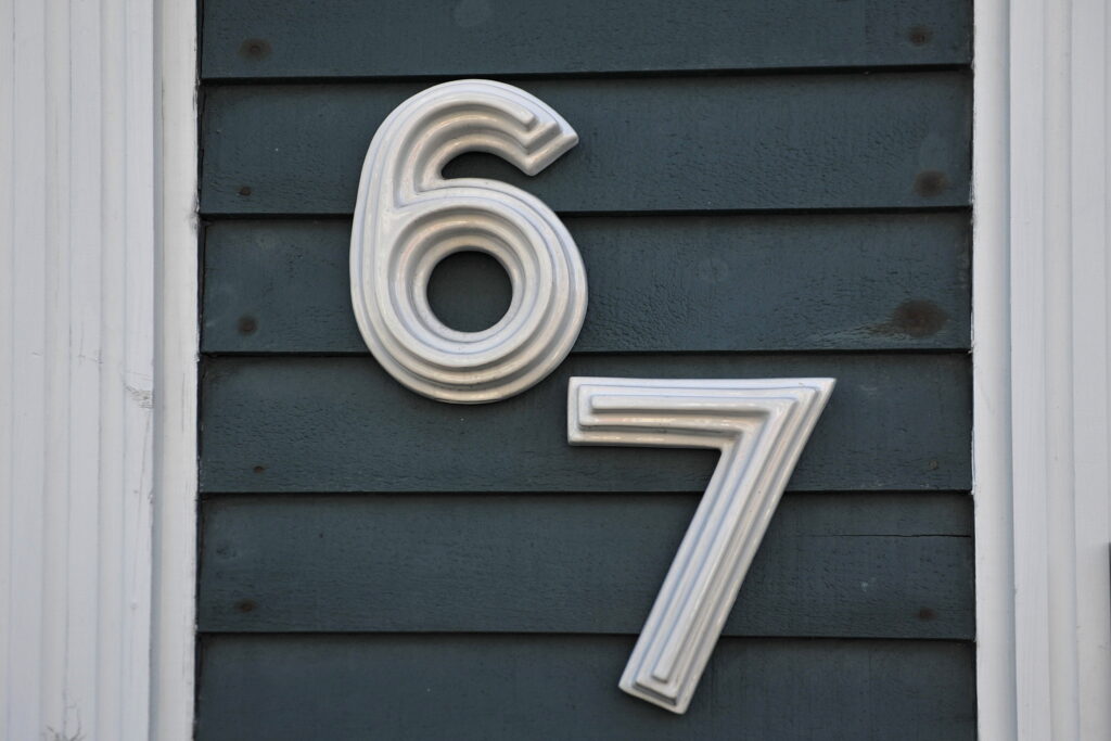 The numbers "6" and "7" indicate the house number.