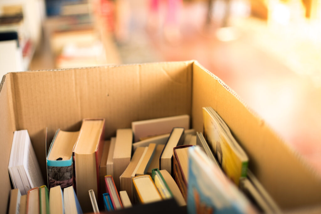 Bücherstapel auf Flohmarkt, Lestestoff für den Sommer, Bücherkiste