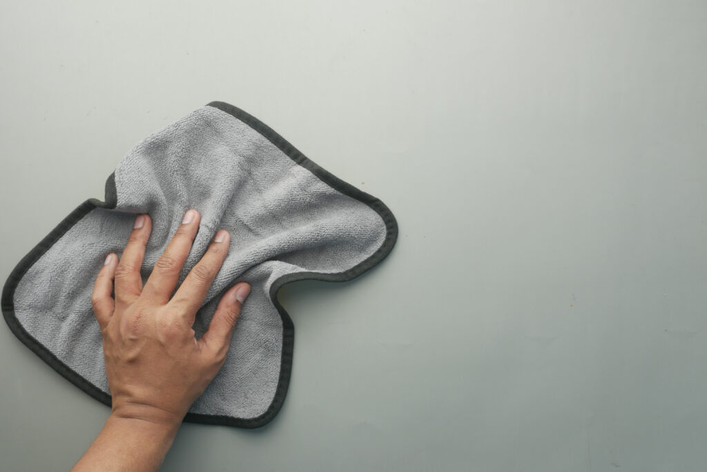 Person holding gray and black towel