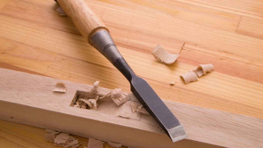 a woodworking tool is being used to cut a piece of wood